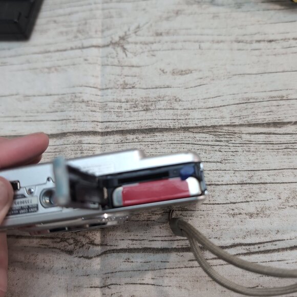 Sony Cyber-shot DSC-W170 Digital Camera Silver 10.1MP + Charger & Case - Picture 5 of 10